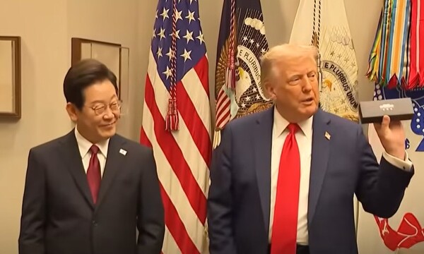 이재명 대통령은 이번 방미를 통해 트럼프 대통령과 친밀감을 형성하는 데 성공했다는 평가를 받는다. 그가 가져간 펜을 가져도 되냐고 할 정도로 둘 사이에 격이 없었다. (연합뉴스 TV)