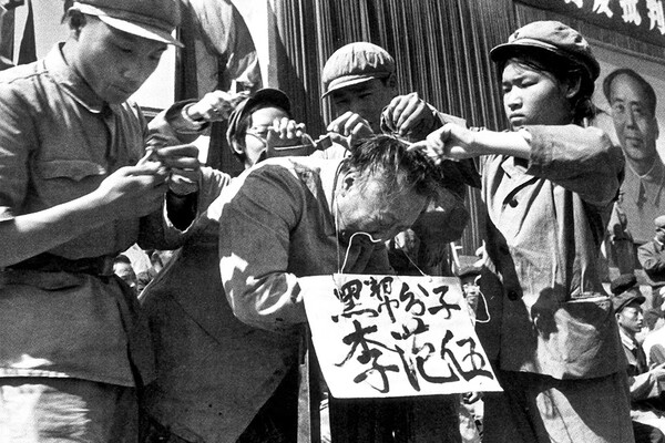 문화혁명 당시 흑방분자로 구분되어 홍위병의 폭력에 시달리는 한 관리의 모습. (사진 Li Zhensheng)