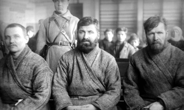 스탈린의 대숙청 당시 공개 재판 처한 피해자들. (Alamy, www.thearticle.com)