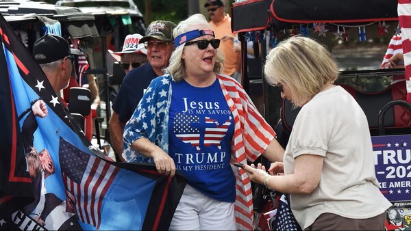 한국은 지금 '숙청' '혁명'의 상황같다는 트럼프 대통령의 SNS 메시지는 한국과 미국의 우익 기독교 세력이 연대했음을 보여준다는 관측이 지배적이다. 사진은 예수는 나의 구원자요, 트럼프는 나의 대통령이라 외치는 기독교 신자들의 모습. (Photo: Paul Hennessy/Anadolu/Getty Images/CNN us)