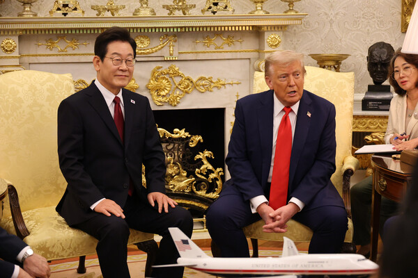 이재명 대통령과 도널드 트럼프 미국 대통령이 25일(현지시간) 미국 워싱턴DC 백악관 오벌오피스에서 정상회담을 하고 있다. 트럼프 대통령 오른쪽에 윈스턴 처칠 영국 수상이 흉상이 놓여 있다. 2025.8.26. 워싱턴=연합뉴스