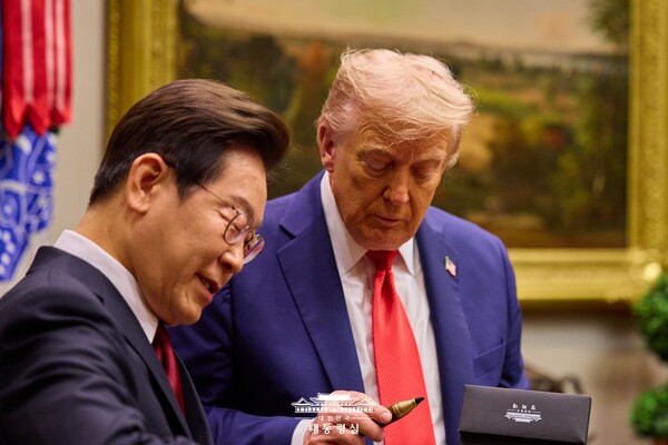 이재명 대통령이 25일 백악관 방명록에 글을 남긴 뒤 도널드 트럼프 미국 대통령이 펜에 관심을 보이자 선물하고 있다. 2025.8.26. [대통령실 제공] 시민언론 민들레 