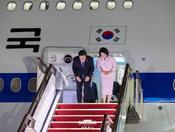 이재명 대통령 내외가 일본, 미국 순방을 마치고 28일 성남 서울공항에 도착한 뒤 공군1호기에서 내리기 전 고개 숙여 인사하고 있다. 2025.8.28. [대통령실 제공] 시민언론 민들레 
