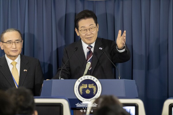 24일 이재명 대통령이 일본 방문을 마치고 미국 워싱턴으로 향하는 공군1호기 안에서 기내 기자간담회를 하고 있다. 예고가 없었던 이날 간담회는 50분 동안 진행되면서 한미 정상회담을 앞둔 구상을 밝히는 자리였다. 대통령 왼쪽에 위성락 국가안보실장이 서 있다. 2025.8.24. [대통령실 제공] 시민언론 민들레 