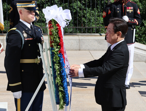 한미정상회담 참석차 미국 워싱턴DC를 방문 중인 이재명 대통령이 26일(현지시간) 워싱턴DC 인근 알링턴 국립묘지 무명용사탑을 찾아 헌화하고 있다. 2025.8.27 연합뉴스