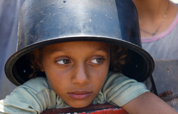 글로벌 기아 감시 기구인 통합 식량 안보 단계 분류(IPC)가 가자시와 주변 지역이 공식적으로 기근에 시달리고 있으며, 이 기근은 확산될 가능성이 높다고 발표한 후, 한 팔레스타인 어린이가 자선 식당에서 음식을 받기를 기다리고 있다. 2025.8.28. 로이터 연합뉴스