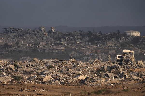 8월 28일 이스라엘 남부에서 바라본 가자 지구 모습. 이스라엘의 지상 및 공중 작전으로 파괴된 건물들이 보인다.  2025.8.28. AP 연합뉴스