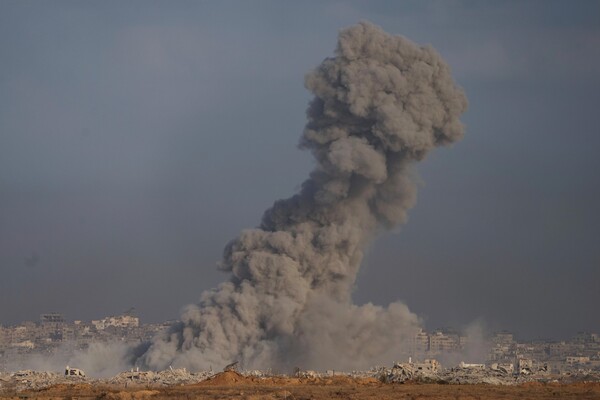 8월 28일 이스라엘 남부에서 본 가자 지구. 이스라엘 군사 공격으로 연기가 하늘로 치솟고 있다. 2025.8.28. AP 연합뉴스