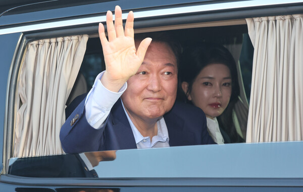 윤석열과 김건희가 11일 서울 용산구 한남동 관저에서 나와 서초동 사저로 향하고 있다. 2025.4.11 [공동취재] 연합뉴스