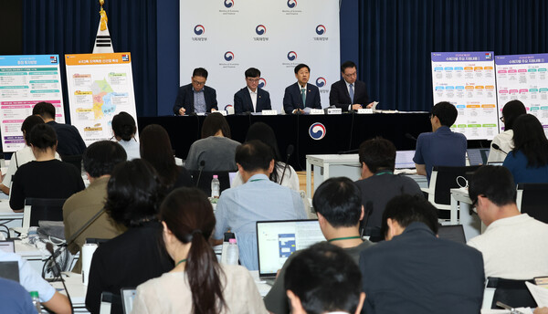 구윤철 부총리 겸 기획재정부 장관(오른쪽 두 번째)이 지난 28일 정부세종청사 중앙동 공용브리핑실에서 2026년도 예산안에 관해 설명하고 있다. 오른쪽부터 유병서 예산실장, 구 부총리, 임기근 2차관, 안상열 재정관리관. 2025.8.29. 연합뉴스