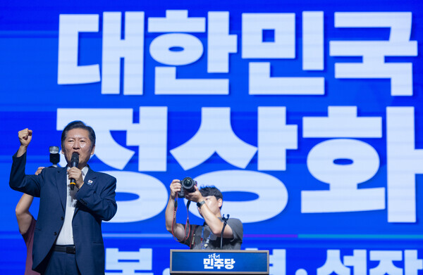 더불어민주당 정청래 대표가 29일 인천시 중구 파라다이스시티 컨벤션에서 열린 2025 정기국회 더불어민주당 의원단 워크숍에서 연설하며 구호를 외치고 있다. 2025.8.29. 연합뉴스