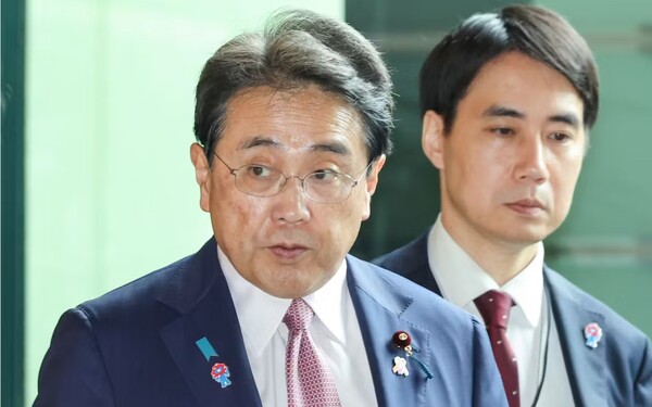 미일 관세협상 관련 문서 서명을 위해 미국에 가려던 아카자와 료세이 일본경제재정재생상(관세협상 일본대표)이 출국 예정일이었던 28일 돌연 미국방문을 취소했다.   일본경제신문 8월 29일 