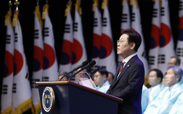 이재명 대통령이 15일 서울 세종문화회관에서 열린 80주년 광복절 경축식에서 경축사를 하고 있다. 2025.8.15. 연합뉴스