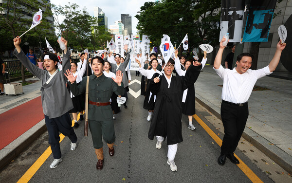 광복 80주년인 15일 광복회가 서울 종로구 탑골공원에서 주최한 '국민과 함께하는 광복대행진'에서 참가자들이 대한독립 만세를 외치며 행진을 하고 있다. 2025.8.15. 연합뉴스
