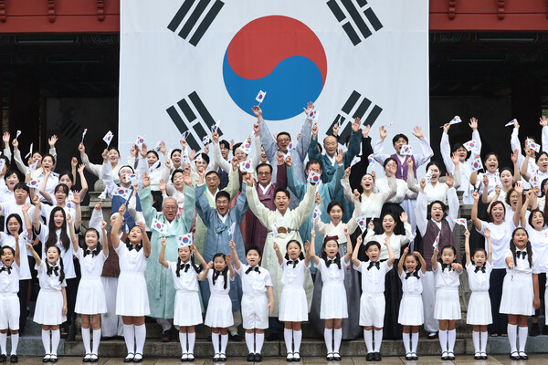 오세훈 서울시장과 독립유공자 후손, 어린이 합창단원 등 참석자들이 15일 서울 종로구 보신각에서 열린 '제80주년 광복절 기념 타종행사'에서 만세삼창을 외치고 있다. 2025.8.15 [공동취재]