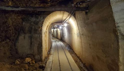 사도광산을 대표하는, 아이카와 금은산에 메이지시대 이후 건설된 갱도. 구불구불하고 좁은 에도시대 갱도와 달리 비교적 넓게 매끈하게 뚫려 있다. 사도광산에는 2000명 이상으로 추산되는 조선인이 태평양전쟁 기간 일제에 의해 동원돼 가혹한 환경에서 강제노역했다.  [연합뉴스 자료 사진]