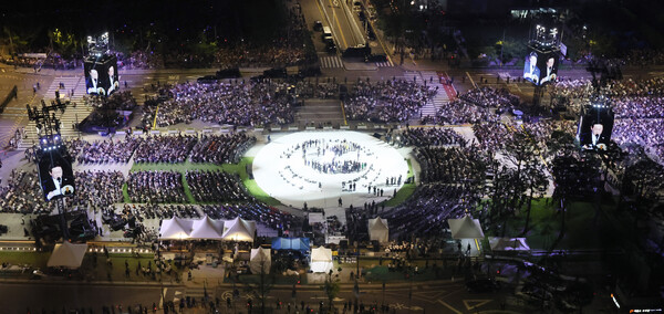 이재명 대통령이 15일 서울 광화문광장에서 열린 제21대 대통령 국민임명식 '광복 80년, 국민주권으로 미래를 세우다' 행사에서 국민 대표로부터 '빛의 임명장'을 받은 뒤 감사 인사를 하고 있다. 2025.8.15. 연합뉴스