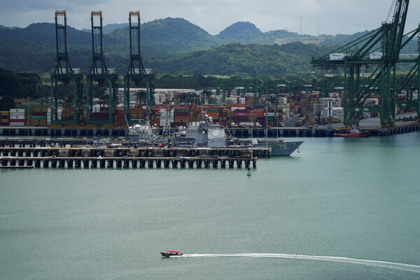 미국 해군 타이콘데로가급 유도 미사일 순양함이 29일 파나마시티의 파나마 운하 입구 인근의 프리게이트 캡틴 노엘 안토니우 로드리게스 후스타비노 해군 기지에 정박하고 있다. 2025.08. 29 [로이터=연합뉴스]