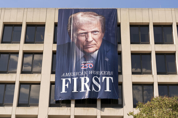 도널드 트럼프 미국 대통령의 얼굴을 담은 현수막이 워싱턴D.C. 미 의회 의사당 인근의노동부 청사에 걸려 있다. 2025. 08. 29 [AP=연합뉴스]