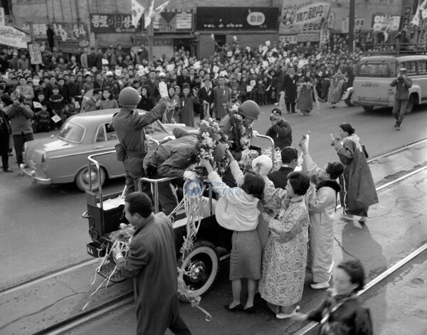 한국군은 국가 차원의 관제 환송, 환영의 대상이었다. 국가의 부름, 자유세계의 요청에 응해 전쟁에 개입했으니, 용병이 아니라는 논리였다. (국가기록원)  