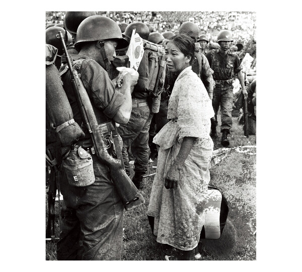 동대문운동장에서 열린 베트남전 파병 장병 환송식에 참석한 아들과 어머니. (사진 정범태, 서울역사박물관 누리집)​