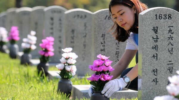 서울 국립현충원 베트남 전쟁 전사자 묘역을 정리하는 자원봉사자. 한국군 전사자는 약 5000명이다. (연합뉴스)
