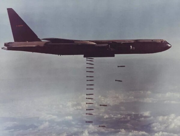 닉슨은 하노이가 종전을 위한 협상장에 나오도록 하겠다며 일명 '융단폭격'을 확대했다. 1973년 미국과 북베트남이 휴전에 합의했지만, 그 후 2년이 지나 남베트남은 역사에서 사라졌다. 이런 가공할 폭력 수단도 민족 해방 투쟁을 무찌르지 못했다. (US Air Force)