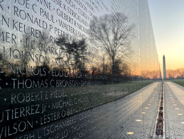 한 해 500만 명이 찾는 워싱턴 D.C의 베트남 참전 병사 기념비 (The Vietnam Veterans Memorial). 전쟁에 대한 가치 판단 없이 이 전쟁에서 희생된 병사들의 이름이 화강암에 새겨져 있다. (US National Park Service)