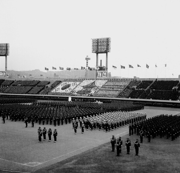 베트남의 한국군은 1971년 12월부터 단계적 철수가 이루어졌다. 1973년 1월 휴전에 합의한 파리 조약이 체결된 후 두 달, 한국군 철수는 완료됐다. 3월 20일 동대문운동장에서 열린 '파월장병 개선 환영식' 광경 (한국정책방송원 공유 마당)