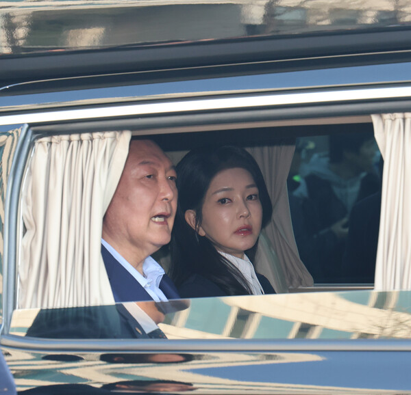 윤석열 전 대통령과 김건희 여사가 11일 오후 서울 용산구 한남동 대통령 관저를 떠나고 있다. 2025.4.11 [공동취재] 연합뉴스