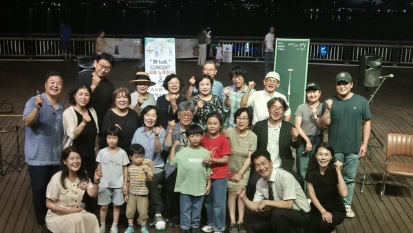 30일 세종호수공원 수상무대섬에서 ‘시토크(詩talk) 콘서트’가 열렸다. '시노래 버스킹'이 주최한 이 행사는 많은 시민이 시와 노래로 함께 소통했다. 2025.8.30. 이종인 시민기자