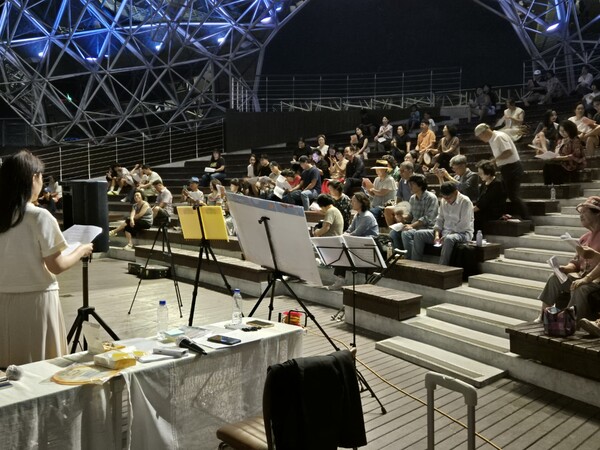 30일 세종호수공원 수상무대섬에서 열린 ‘시토크(詩talk) 콘서트’에 70여 명의 시민이 참석해 큰 호응을 얻었다.  2025.8.30. 이종인 시민기자