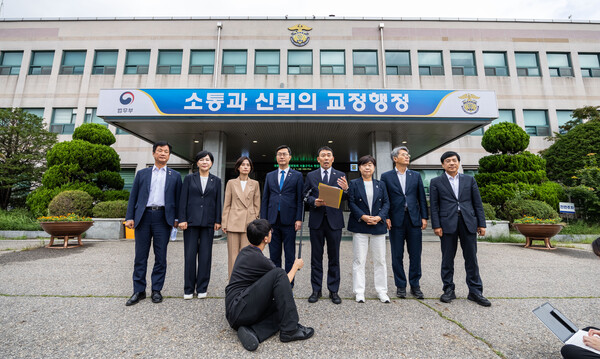 국회 법사위 소속 더불어민주당 김용민 간사가 1일 경기도 의왕시 서울구치소에서 열린 현장검증을 마치고 브리핑을 하고 있다. 이날 법사위는 윤석열 전 대통령 수감 중 특혜 제공 여부를 확인하고 특검 출석 요구 당시 윤 전 대통령이 옷을 벗고 버티는 과정이 있었는지 여부를 CCTV 등의 영상기록으로 열람했다. 2025.9.1. 연합뉴스