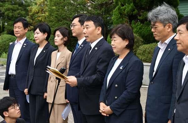 국회 법사위 더불어민주당 김용민 간사가 1일 경기도 의왕시 서울구치소에서 열린 현장검증을 마친 후 브리핑하고 있다. 이날 법사위는 윤석열 전 대통령 수감 중 특혜 제공 여부를 확인하고 특검 출석 요구 당시 윤 전 대통령이 옷을 벗고 버티는 과정이 있었는지 여부를 CCTV 등의 영상기록으로 열람했다. 2025.9.1. 연합뉴스