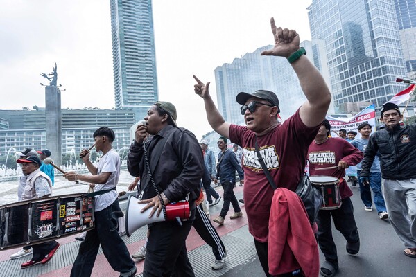 9월 1일, 자카르타에서 타나 아방 주민들이 최근 전국 곳곳에서 벌어진 폭력 시위 이후 평화를 촉구하는 시위를 벌이고 있다. 프라보워 수비안토 인도네시아 대통령은 8월 31일 경제 상황과 불평등을 주제로 한 시위를 규탄하며, 최근 전국으로 확산된 집회에서 일부 행위는 반역과 테러 행위에 해당한다고 말했다. 2025.9.1. AFP 연합뉴스