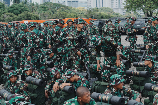국회의원들의 특혜와 특권에 대한 며칠간의 시위 이후 인도네시아 자카르타에서 군인들이 배치되고 있다. 2025.9.1.AP 연합뉴스