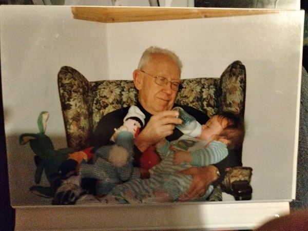 장인이 딸에게 우유를 먹이시는 모습. 사진=김성수 시민기자