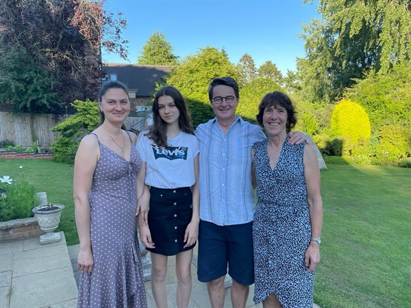 왼쪽부터 우크라이나 모녀인 나탈리아, 크시나와 영국인 부부인 에반, 웬디. ⓒ 김성수 시민기자