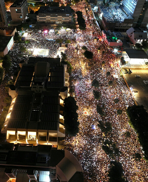하마스가 억류한 이스라엘  인질들의 가족이 모든 인질의 석방과 가자 전쟁 종식을 요구하는 총파업을 촉구한 뒤 17일 수도 텔아비브 '인질 광장' 일대에서 진행 중인 시위 장면. 2025. 08. 17 [로이터=연합뉴스] 