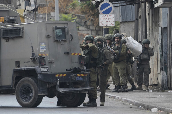 이스라엘 보안군 병력들이 27일 서안 도시 나블루스에서 군사 공격을 하는 동안 기갑차량 옆에 서 있다. 2025. 08. 27 [AP=연합뉴스]
