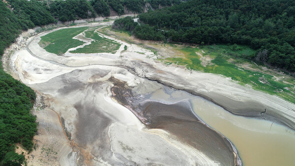 최악 가뭄으로 강원 강릉지역에 재난사태가 선포된 가운데 1일 오후 강릉지역 생활용수의 87%를 공급하는 상수원 오봉저수지의 저수율이 14.4%까지 떨어져 맨바닥을 드러내고 있다. 2025.9.1 연합뉴스