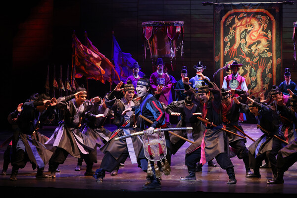 4일 오후 서울 종로구 세종문화회관 대극장에서 열린 뮤지컬 '명성황후' 30주년 기념공연 프레스콜에서 출연 배우들이 주요 장면을 시연하고 있다. 2025.2.4 연합뉴스