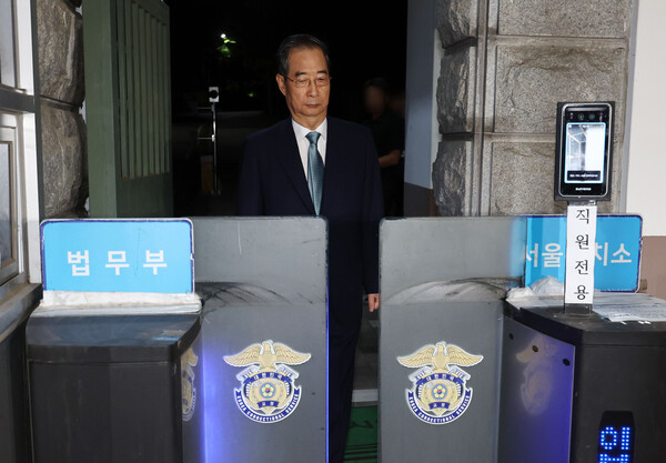 윤석열 전 대통령의 내란 방조 및 위증 등 혐의를 받는 한덕수 전 국무총리가 27일 구속영장이 기각돼 경기도 의왕 서울구치소를 나서고 있다. 2025.8.27. 연합뉴스