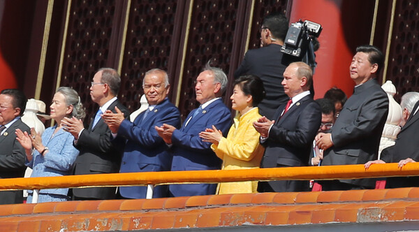 박근혜 대통령이 3일 오전 중국 베이징 톈안먼에서 열린 '항일(抗日)전쟁 및 세계 반(反)파시스트 전쟁 승전 70주년'(전승절) 기념행사에 참석해 시진핑 중국 국가주석, 푸틴 러시아 대통령 등 각국 정상들과 함께 성루에 서 있다. 2015.9.3 연합뉴스
