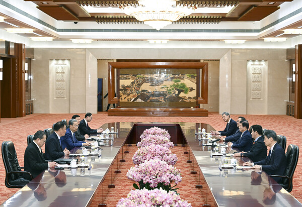 자오러지 중국 전국인민대표대회(전인대) 상무위원회 위원장이 26일 오후 베이징에서 박병석 한국 대통령 특사 일행을 만나고 있다. 2025. 8.26 신화 연합뉴스