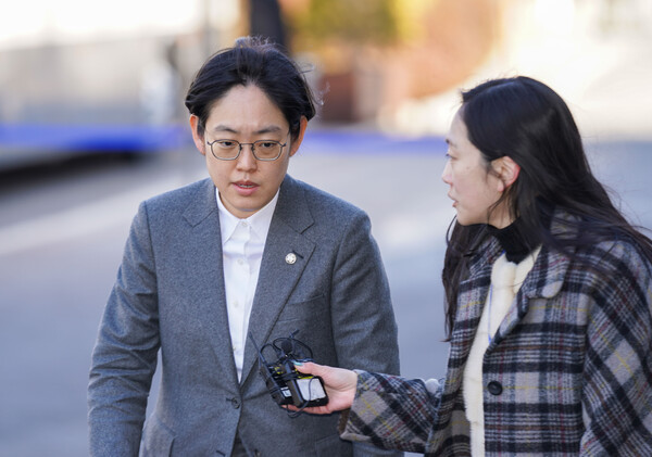 국민의힘 조지연 의원이 18일 서울 종로구 헌법재판소에서 열린 윤석열 탄핵 심판 9차 변론 방청을 위해 심판정으로 향하고 있다. 2025.2.18 [사진공동취재단] 연합뉴스