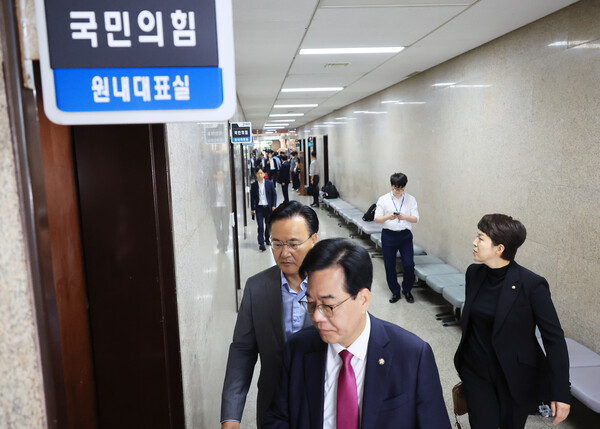 12·3 비상계엄 관련 내란·외환 의혹을 수사 중인 조은석 특별검사팀이 '계엄 해제 방해 의혹'과 관련해 추경호 전 국민의힘 원내대표를 겨냥한 강제수사에 나선 2일 서울 국회의사당 국민의힘 원내대표실로 송언석 원내대표가 들어서고 있다. 이날 특검은 국민의힘 원내대표실을 압수수색 대상에 포함했다. 2025.9.2. 연합뉴스