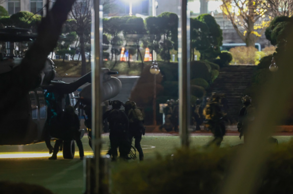 윤석열 대통령이 3일 밤 비상계엄령을 선포한 가운데 4일 새벽 계엄군이 군용 헬기를 타고 국회에 도착하고 있다. 2024. 12. 04 연합뉴스