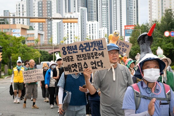지난 8월 12일 새만금신공항백지화공동행동의 '새 사람 행진'. 2025.8.12. 연합뉴스