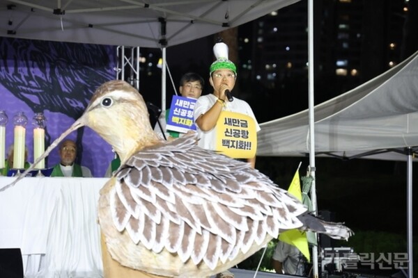 9월 1일 서울 용산 대통령실 앞에서 천주교정의구현전국사제단이 봉헌한 ‘새만금 신공항 백지화를 촉구하는 미사’에서 ‘새, 사람 행진’의 팀장 '딸기'가 연대 발언을 하고 있다.  가톨릭신문 9월 2일